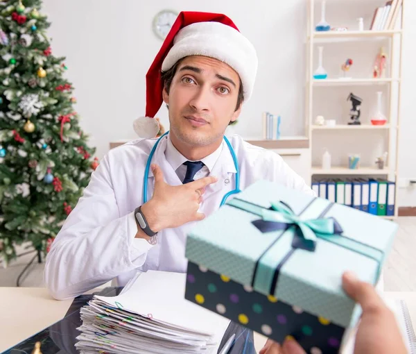 Doctor with gift box in the hospital — Stock Photo, Image
