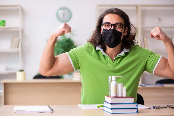 Estudiante joven que estudia en casa en el concepto de autoaislamiento —  Fotos de Stock