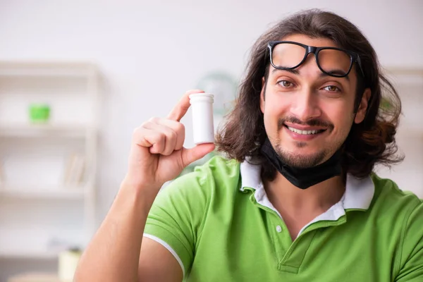 Jeune homme étudiant à la maison dans le concept d'auto-isolement — Photo