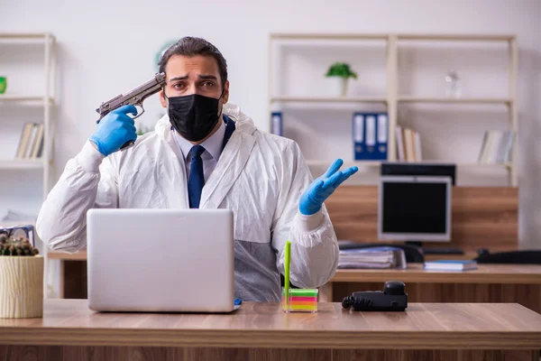 Joven empleado masculino en concepto de autoaislamiento — Foto de Stock