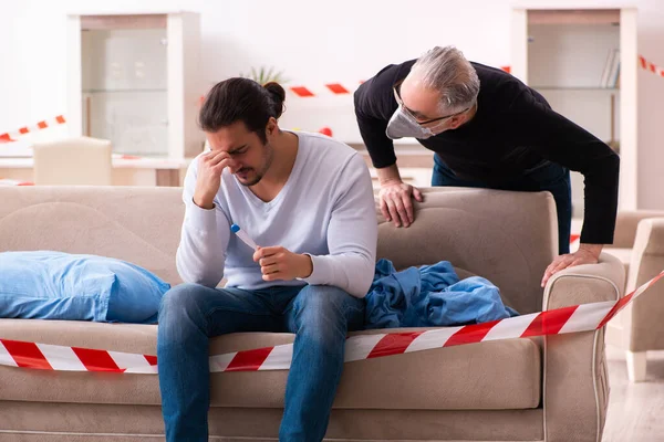 Vater und Sohn im Coronavirus-Konzept zu Hause — Stockfoto