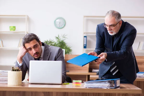 Dois empregados em conceito pandêmico no local de trabalho — Fotografia de Stock