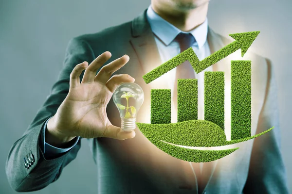 Koncepce růstu zelené ekonomiky s podnikatelem — Stock fotografie