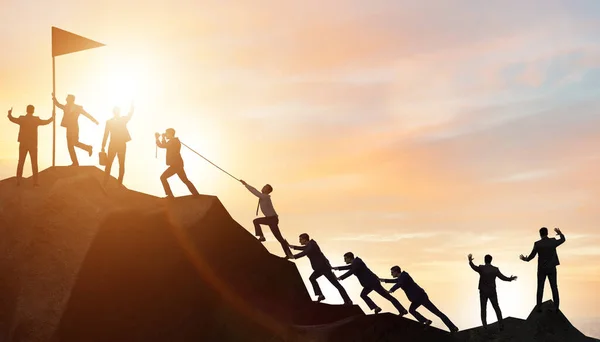 Concept van teamwork met teamklimmen bergtop — Stockfoto
