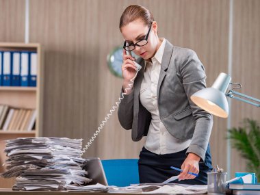 Ofiste çalışan iş kadını.