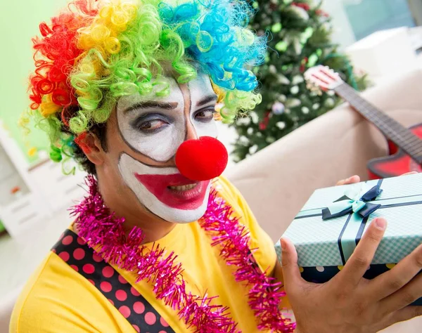 Grappige clown in Kerstmis viering concept — Stockfoto