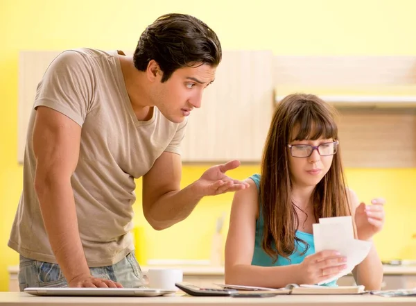 Jonge familie worstelt met persoonlijke financiën — Stockfoto