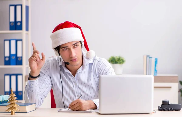Operator telesprzedaży podczas świątecznej wyprzedaży przez telefon — Zdjęcie stockowe