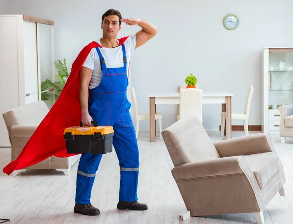 Evde çalışan süper kahraman tamirci. — Stok fotoğraf