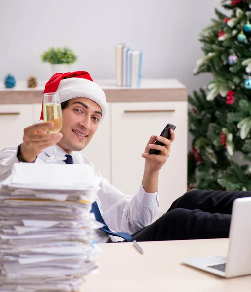 Junger Arbeitnehmer arbeitet im Büro in der Weihnachtsschicht — Stockfoto