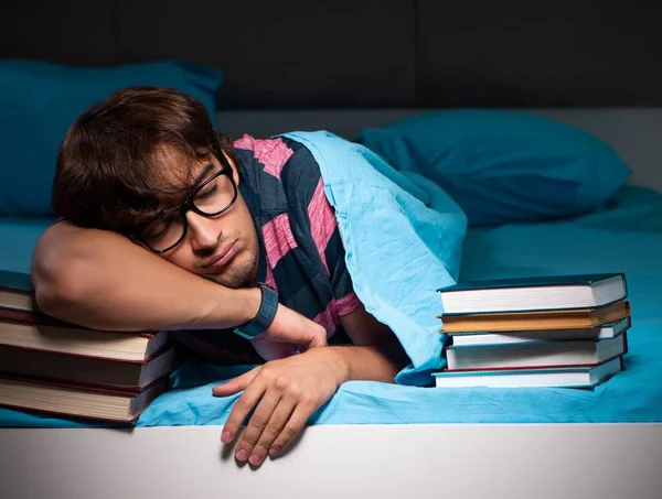 Estudiante joven preparándose para los exámenes en casa por la noche — Foto de Stock