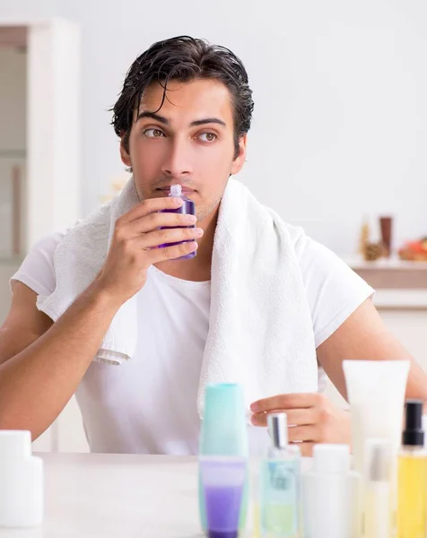 Joven hombre guapo en el baño en concepto de higiene — Foto de Stock