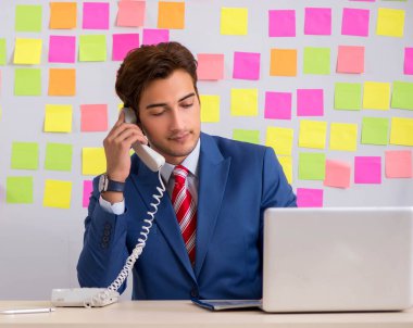 Çelişkili öncelikler konseptinde genç yakışıklı bir adam