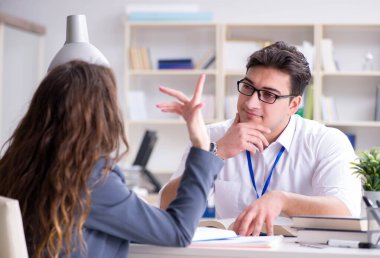 Satış yardımcısı müşteriyle işlemi tartışıyor