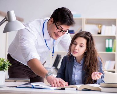 Öğretmen derste öğrenciye anlatıyor.