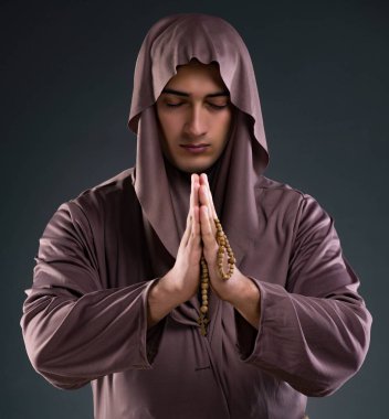 Monk gri arka plan üzerinde dini kavram