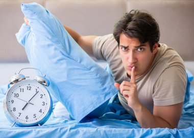 Uykusuzluk çeken bir adam.