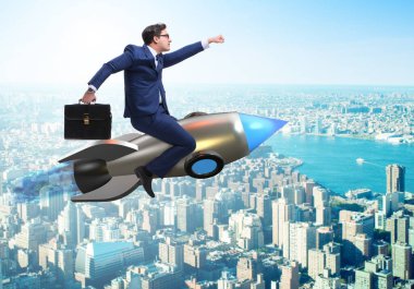 İş adamı iş konseptinde roketle uçuyor