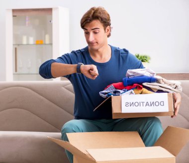 Bağışlanmış kıyafetlerle yardım kavramı