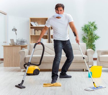 Koca adam evi temizliyor, karısına yardım ediyor.