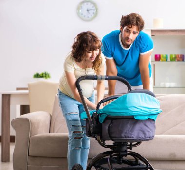 Yeni bir bebek bekleyen genç ebeveynler.