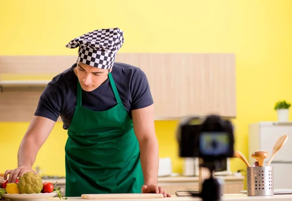 Fiatal szakács blogger, aki az ételkészítést magyarázza — Stock Fotó