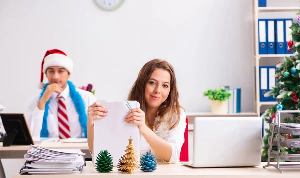 Férfi és nő dolgozik az irodában a Cristmass Eve-en — Stock Fotó