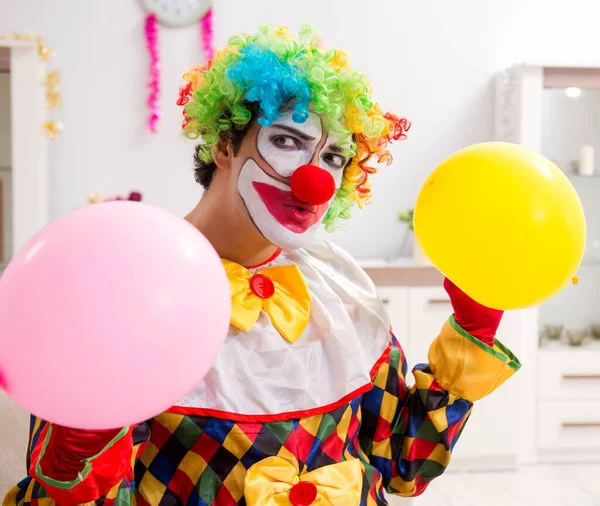 Zabawny clown w Boże Narodzenie celebracja koncepcja — Zdjęcie stockowe