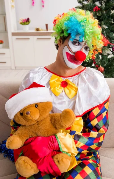 Rolig clown i jul firande koncept — Stockfoto