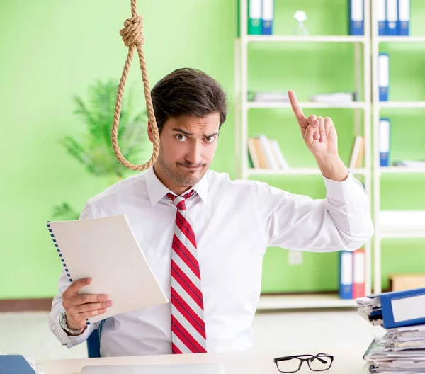 事務所での自殺を考えるビジネスマンの絶望 — ストック写真