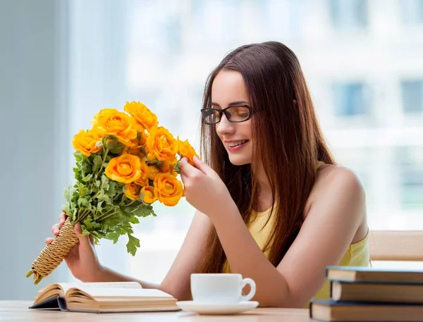 Jong meisje met cadeau van bloemen — Stockfoto