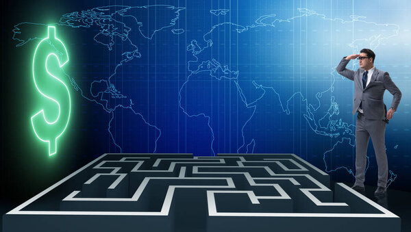 Человек пытается добраться до долларов через лабиринт
