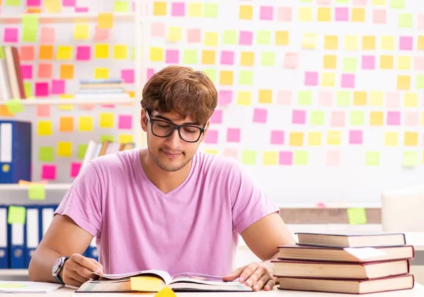 Estudante se preparando para exames com muitas prioridades conflitantes — Fotografia de Stock