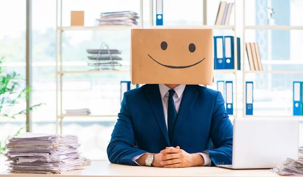 Un om fericit cu cutie în loc de cap — Fotografie, imagine de stoc