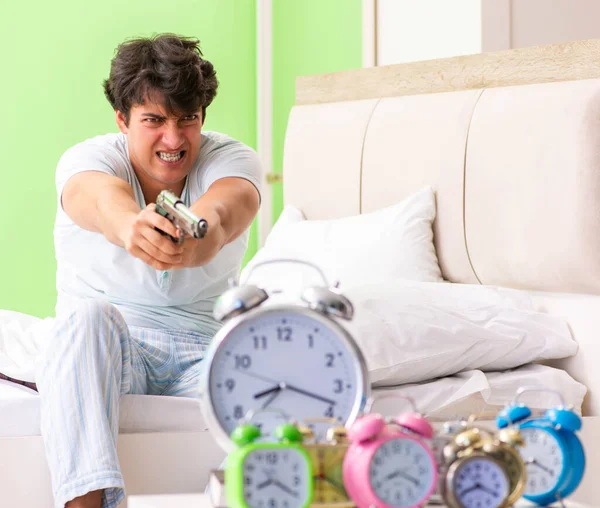 Joven con problemas para despertarse temprano en la mañana — Foto de Stock