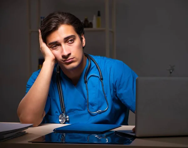 Junge hübsche Ärztin arbeitet Nachtschicht im Krankenhaus — Stockfoto