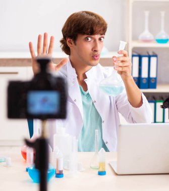 Kimyager blogu için video kaydediyor