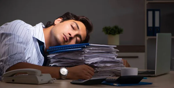 Joven gerente financiero trabajando hasta tarde en la noche en la oficina —  Fotos de Stock