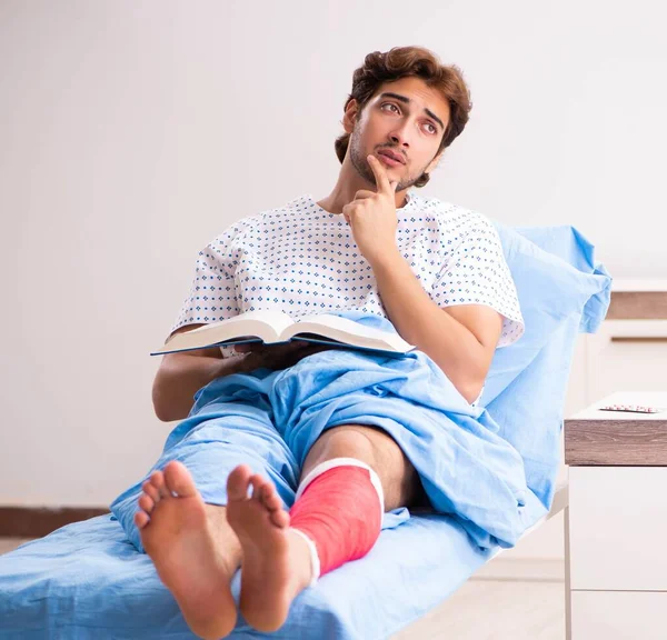 Uomo ferito in attesa di cure in ospedale — Foto Stock