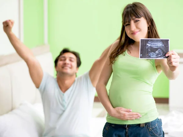 Jonge familie te weten komen over zwangerschap — Stockfoto