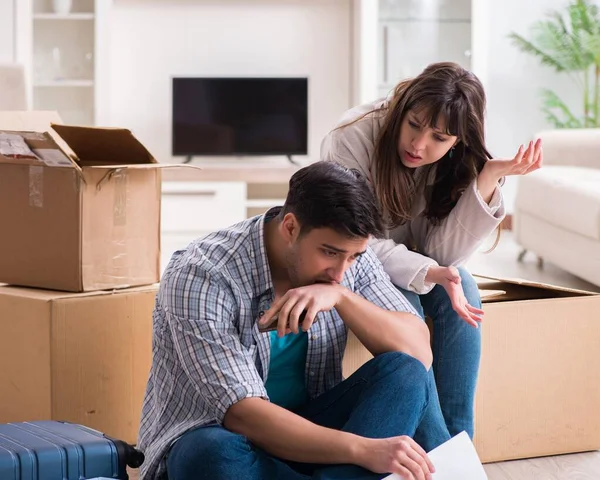 Junges Paar erhält Zwangsvollstreckungsbescheid — Stockfoto