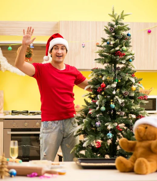 Junger Mann feiert Weihnachten in Küche — Stockfoto