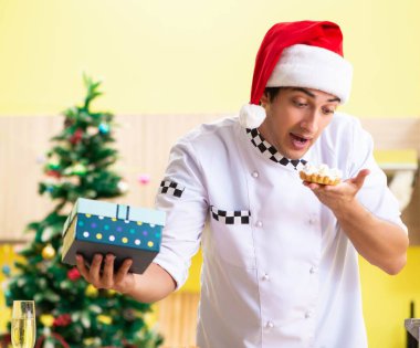 Noel arifesi mutfakta çalışan genç şef koca