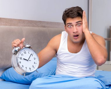 Adam sabahları uyanmakta zorlanıyor.