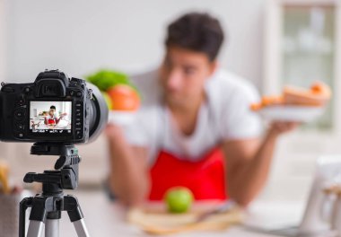 Mutfakta çalışan yemek blogcusu.