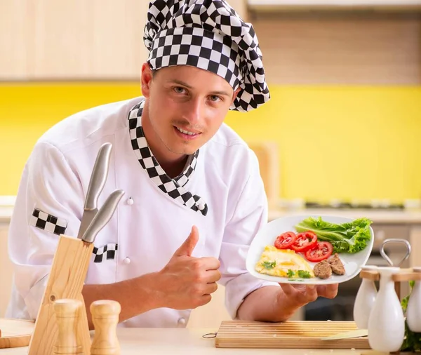 Joven cocinero profesional preparando ensalada en la cocina —  Fotos de Stock