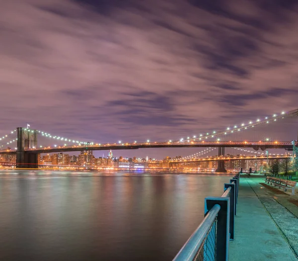 Vista nocturna del puente de Manhattan y Brooklyn — Foto de Stock