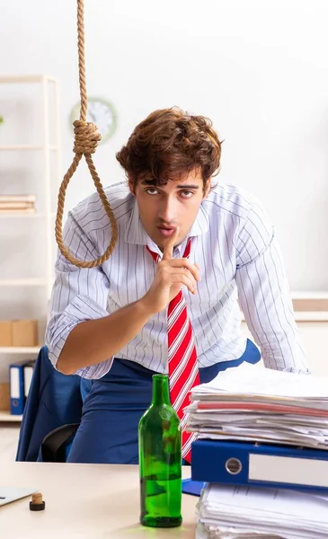 Відчайдушний бізнесмен думає вчинити самогубство висить — стокове фото