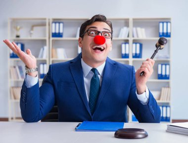 Ofisinde çalışan bir avukat.