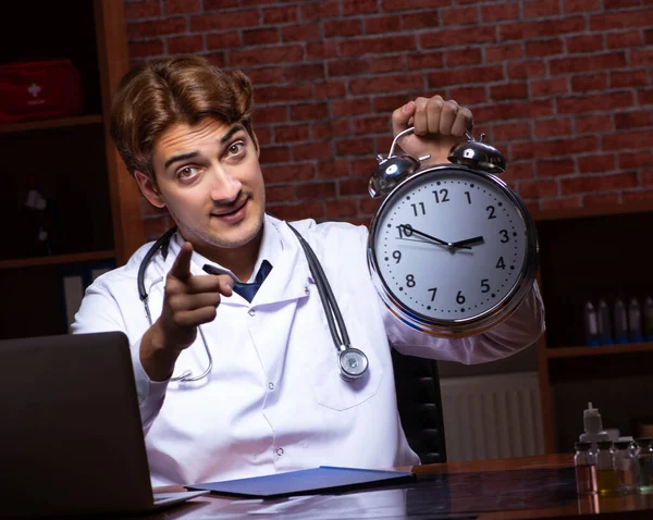 Junge gut aussehende Ärztin arbeitet nachts im Krankenhaus — Stockfoto